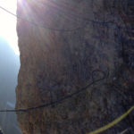 Über eine Seilbrücke überwindet man eine Spalte © Gipfelfieber.com