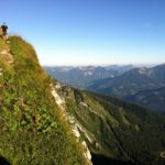 Steil geht der Weg wieder bergab; am rechten Bildrand der Berchtesgadener Hochthron © Gipfelfieber.com