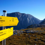 Das Ziel auf dem Schild und im Hintergrund © Gipfelfieber.com