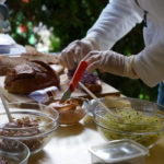 Maria bei der Zubereitung der Sprossen © Gipfelfieber.com