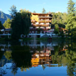 Das Hotel Tramserhof liegt direkt an einem kleinen See © Gipfelfieber.com