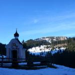 Kleine Kapelle am Wegesrand mit dem Teufelstättkopf im Hintergrund © Gipfelfieber.com