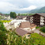 Blick vom Hotel in den Innenhof und den Wellnessbereich © Gipfelfieber.com