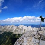 Das etwas lawede Gipfelkreuz der Mittleren Ödkarspitze © Gipfelfieber.com