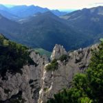 Blick durch die zerklüfteten Wände zur Röthelmoosalm © Gipfelfieber.com