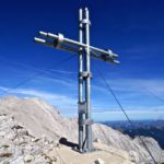 Das vorgelagerte Gipfelkreuz der Östlichen Karwendelspitze © Gipfelfieber.com