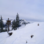 Ein Hochstand mit der Vorderskopf im Hintergrund © Gipfelfieber.com