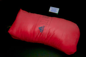 Daunenjacke in ihrem "eingebauten" Packbeutel © Gipfelfieber.com