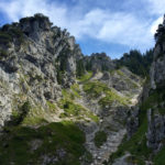 Der Steig führt durch eine breite Schlucht © Gipfelfieber.com