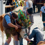 Anlegen des Kopfschmucks © Gipfelfieber.com