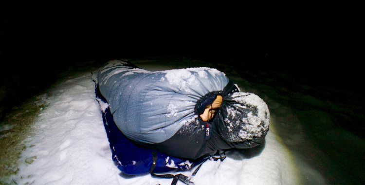 Schlafsäcke für den Winter im Praxistest: Un(v)erfroren durch die Nacht