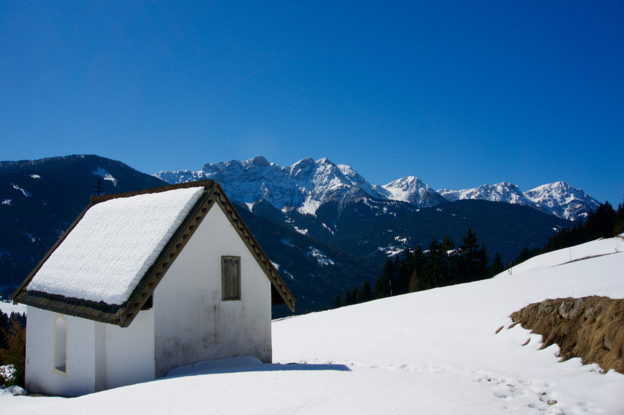 Kapelle und Pragser Dolomiten © Gipfelfieber