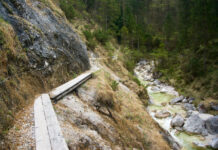 Wanderung durch die Aschauer Klamm: Grüner die Bäche nie leuchten Über Bretter © Gipfelfieber