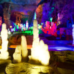 Bunte Stalagmite und Stalagtite © Gipfelfieber