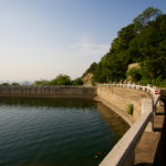 Vorbei an einem Stausee © Gipfelfieber