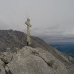 Gipfelkreuz und Watzmanngrat im Hintergrund © Gipfelfieber