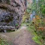 Der Weg führt vorbei am Fels © Gipfelfieber