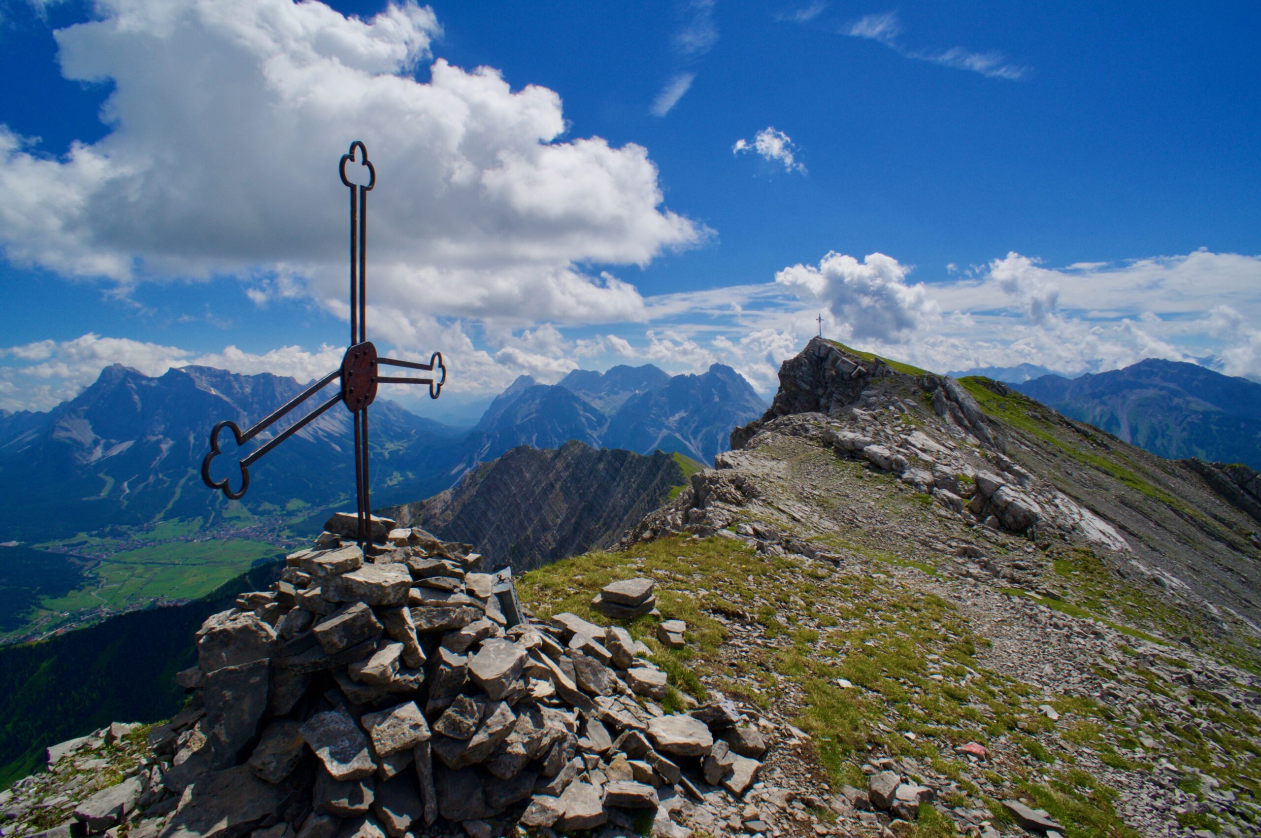 August: Die zwei Gipfelkreuze der Gartner Wand © Gipfelfieber
