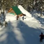 Tief verschneite Hütte © Bergwasser