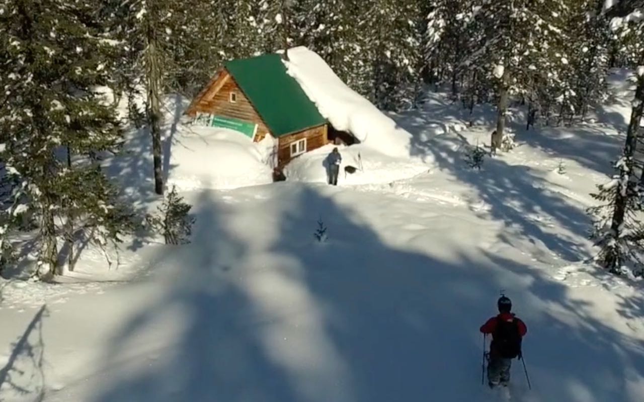 Tief verschneite Hütte © Bergwasser