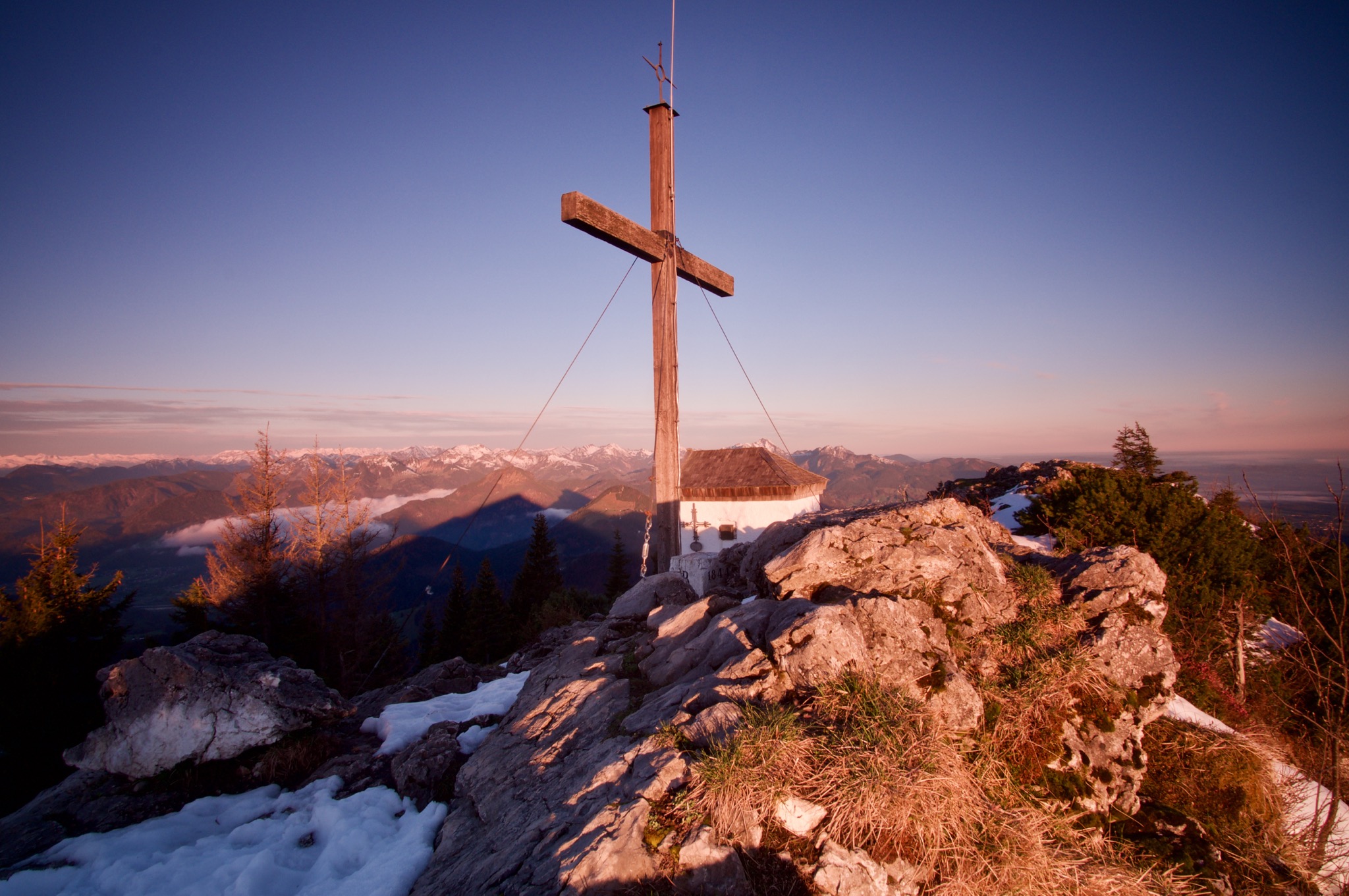 Gipfelkreuz im ersten Sonnenlicht © Gipfelfieber