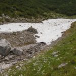 Der Felsblock markiert den Abzweig © Gipfelfieber