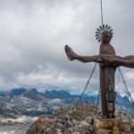 Das Gipfelkreuz der Schönfeldspitze ist eine Pietà © Gipfelfieber