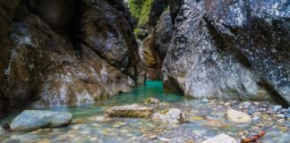 Gießenbachklamm und Schopperalm: 197 Stufen über der Schlucht Am Eingang der Gießenbachklamm © Gipfelfieber