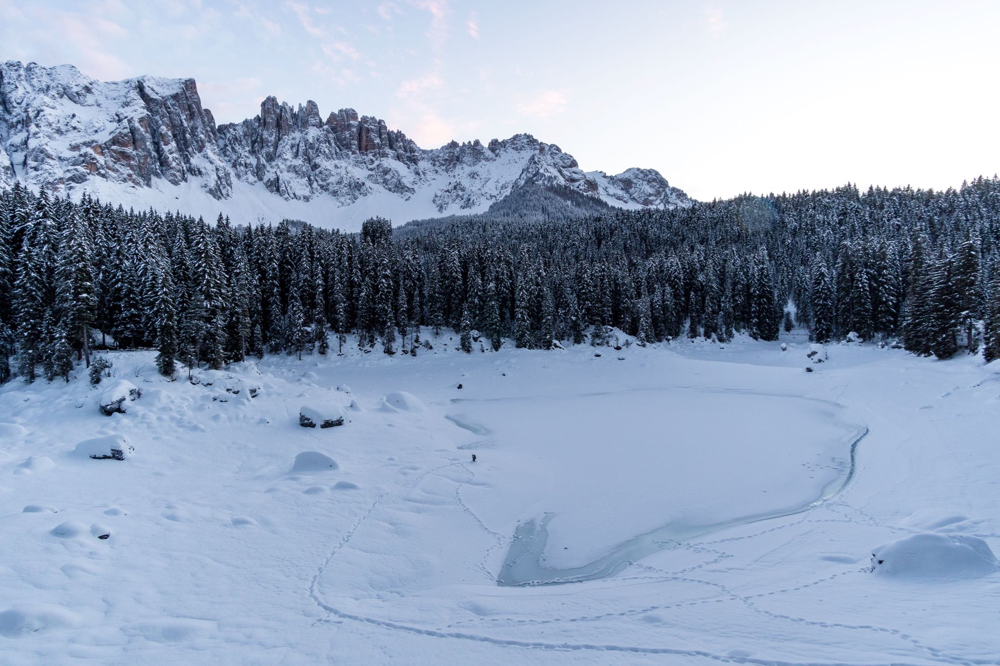 Der Karersee am Wintermorgen © Gipfelfieber