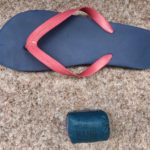 Nano Daypack neben einem Flip Flop © Gipfelfieber
