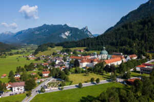 Kloster Ettal mit dem Kofel im Hintergrund © Gipfelfieber