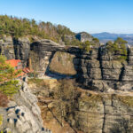 Hotel Falkenhorst direkt unterm größten Felsentor Europas © Gipfelfieber