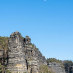 Mond über dem Elbsandsteingebirge © Gipfelfieber
