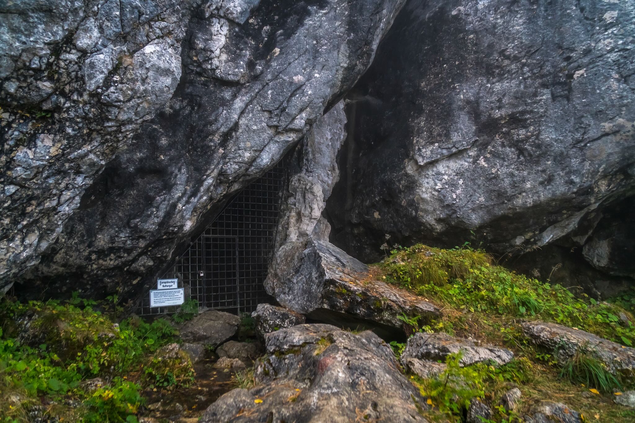 Die Grotte mit den Inschriften © Gipfelfieber