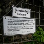 Ein Gitter schützt die Inschriften © Gipfelfieber