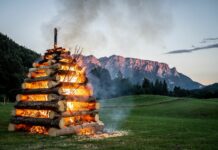 Sonnwendfeuer in Bayern & Österreich: Alle Termine 2026 & Hintergründe Peter und Paul-Feuer in Sachrang © Gipfelfieber