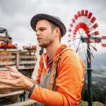 Hüttenwirt Max mit seinem Windrad © Gipfelfieber