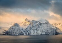 Reise-Reportage: Schneeschuhwandern und Polarlichter in den Lyngenalpen Lyngenalpen über dem Lyngenfjord © Gipfelfieber