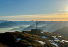 Pastaukopf & Rabeneck: Rundtour in den Chiemgauer Alpen Friedenskreuz beim Abstieg zur Pasteralm © Gipfelfieber