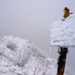 Erser Schnee am Gipfel des Schönbergs direkt neben dem Seekarkreuz © Gipfelfieber.com