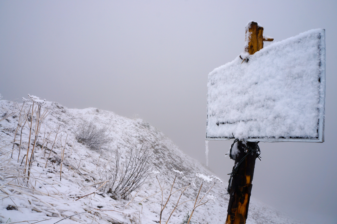 Erser Schnee am Gipfel des Schönbergs direkt neben dem Seekarkreuz © Gipfelfieber.com